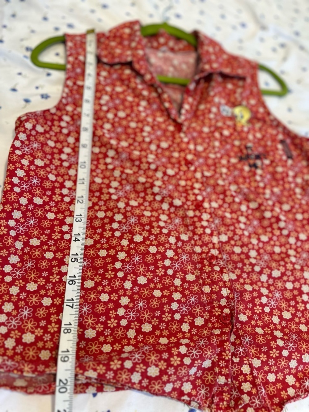 VTG 90 Looney Tunes tweety bird “It Wasn’t Me” red floral sleeveless button top - Picture 4 of 9